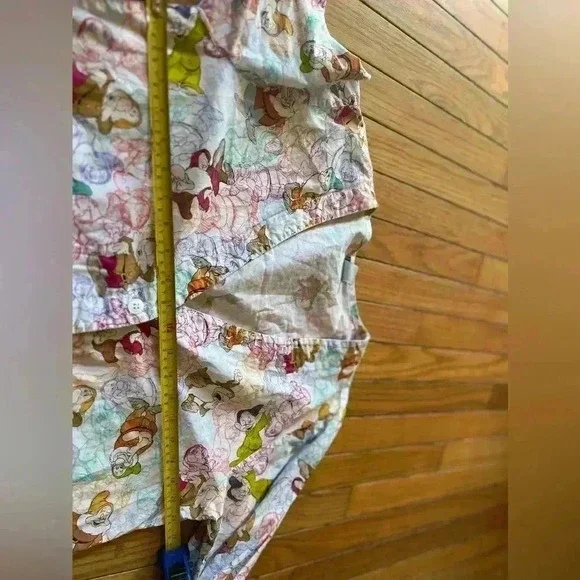 Disney 7 Dwarfs Scrubs Chore Shirt Women’s Size Large Button Down Long Sleeve - Picture 5 of 6